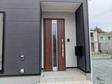 家族の送り迎えはこの玄関で