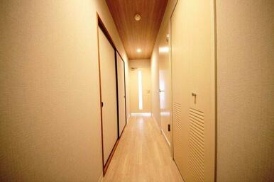 玄関から通路の見た目