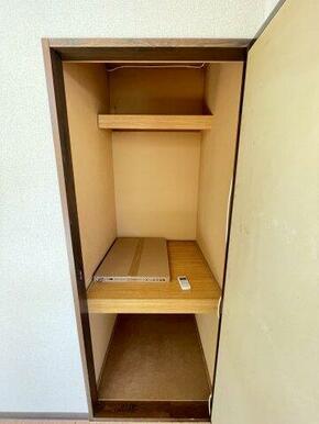 奥行きのある収納もございます。