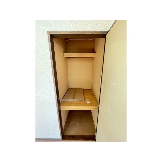 奥行きのある収納もございます。