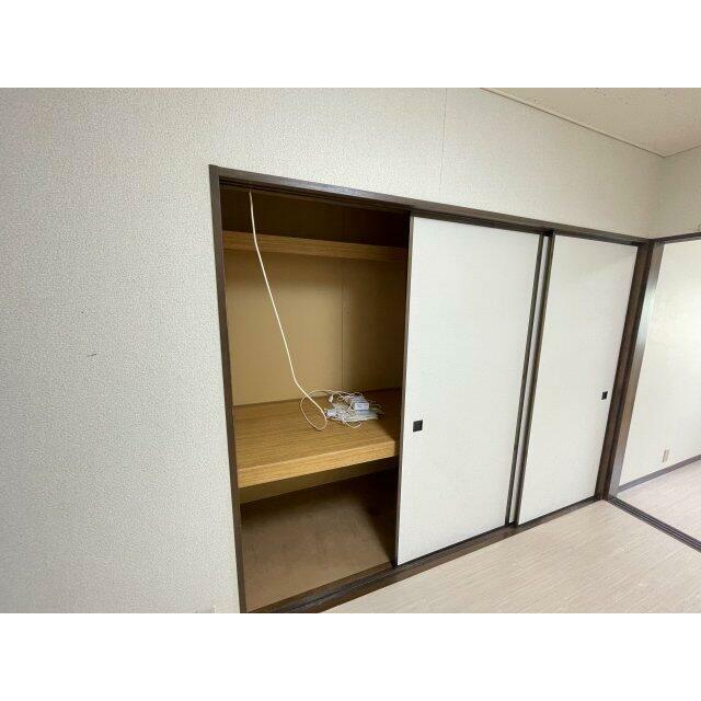 奥行きのある押入れがございます。