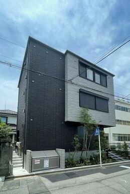 大宮駅から１１分の立地ですが大通りから少し入った住宅街に立地してます。