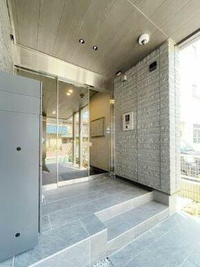 【エントランス】周囲の街並みに合わせた、モダンなエントランス。宅配ボックスを設置しています。