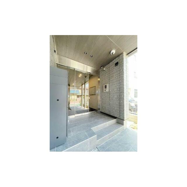 【エントランス】周囲の街並みに合わせた、モダンなエントランス。宅配ボックスを設置しています。