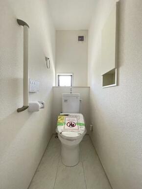 採光窓は臭い対策にもなって清潔な空間を保てます♪立ち上がりをサポートしてくれる手すりも完備！