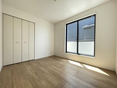 お部屋からバルコニーに出られるので洗濯物や布団などをすぐ干せ取込みも楽にできます！