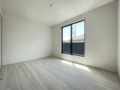 お部屋からバルコニーに出られるので洗濯物や布団などをすぐ干せ取込みも楽にできます！