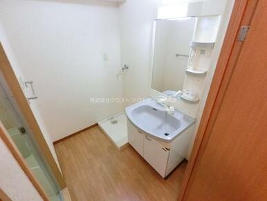 シャワードレッサー付洗面台　洗濯機置き場