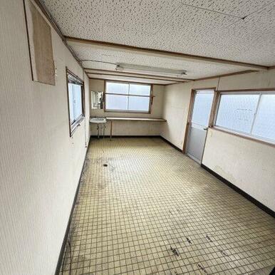 倉庫の2階です