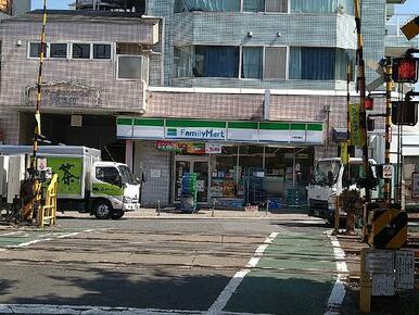 ファミリーマート 新代田駅前店