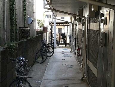 屋根付き駐輪場（無料）
