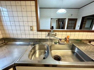 こちらのキッチンはダブルシンク。片方のシンクに水を張って食器のつけおき洗いや野菜を洗ったりできます。