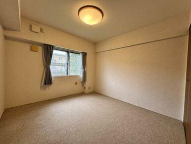 床のカーペットもきれいな状態です♪