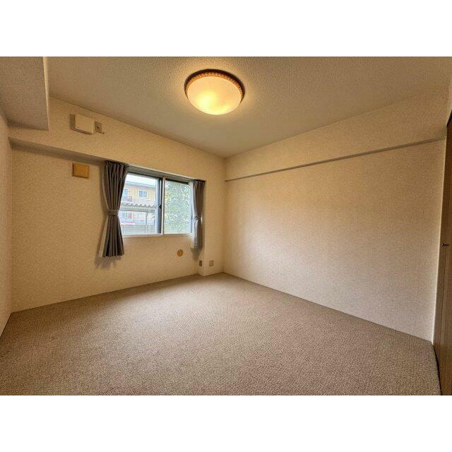 床のカーペットもきれいな状態です♪