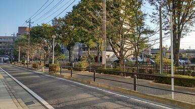 広瀬川沿いの緑豊かな立地です