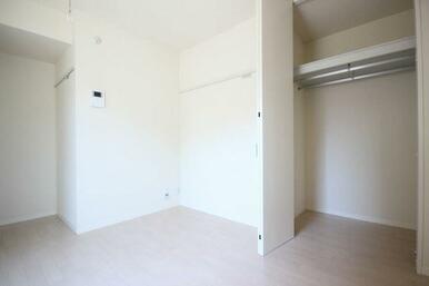 収納内には２本のハンガーパイプがありお洋服をたくさん掛けられます。