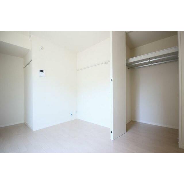 収納内には２本のハンガーパイプがありお洋服をたくさん掛けられます。