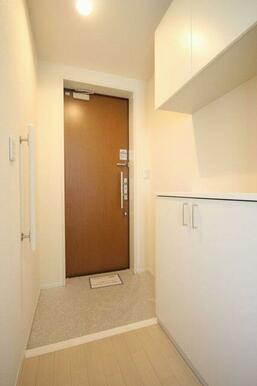 上下セパレートタイプのシューズボックス、ゆとりのある玄関です。