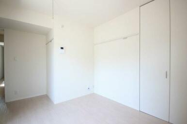 収納折れ戸を閉めればお部屋はすっきり。