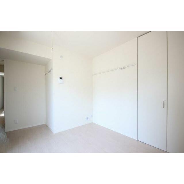 収納折れ戸を閉めればお部屋はすっきり。