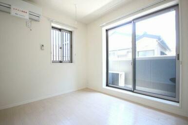 ６．３帖の洋室は２面採光の角部屋です。