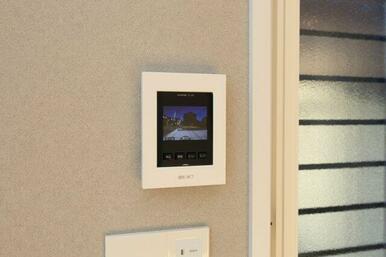 ドアを開けずに来訪者を確認できるモニター付きのインターホン