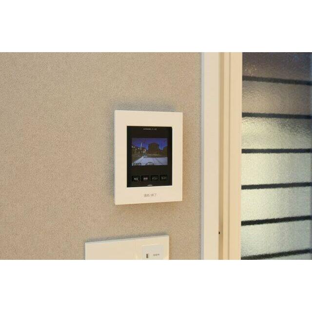 ドアを開けずに来訪者を確認できるモニター付きのインターホン