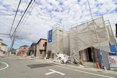 【前面道路含む現地写真】