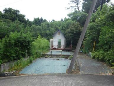 山林に囲まれた自然豊かな土地です。