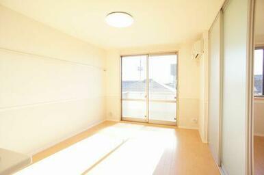 【ＬＤＫ】窓前には建物がないので、採光性も風通しも良い居心地の良いくつろぎ空間のリビング＆ダイニン…
