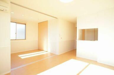 リビング＆ダイニングと南洋室との仕切り戸のスライディングスクリーンを開放すると、一体の空間として広…