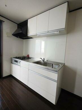 ガスコンロ３口・グリル付きのシステムキッチン