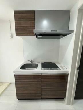 小ぶりながら調理のしやすいキッチン（※写真は102号室のもの）