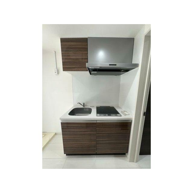 小ぶりながら調理のしやすいキッチン（※写真は102号室のもの）