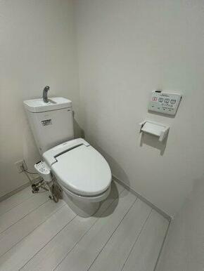 温水洗浄便座機能付きです（※写真は102号室のもの）