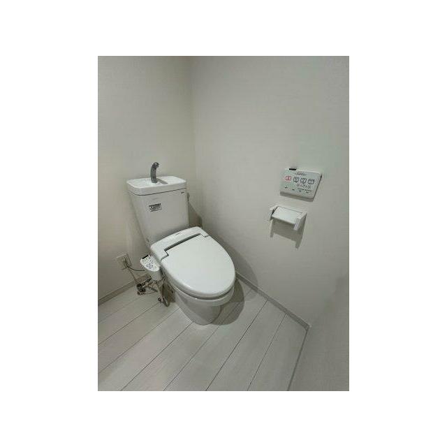 温水洗浄便座機能付きです（※写真は102号室のもの）