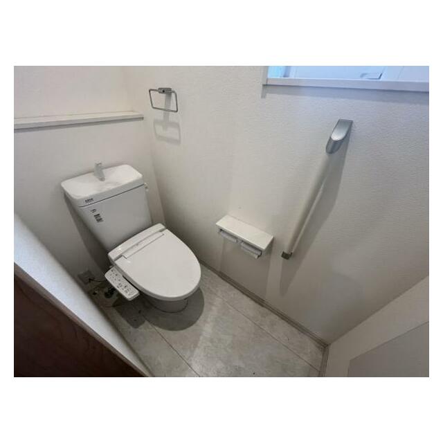 立ち上がりをサポートしてくれる手すり付き！