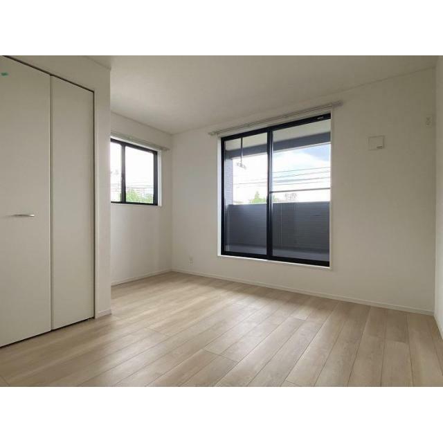 2階で一番広い居室。収納もありバルコニーへ出入りもできます