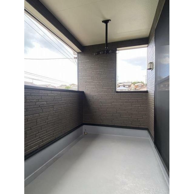 バルコニーは屋根があり雨の日でも濡れにくいのが嬉しいですね♪