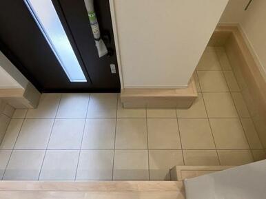 ベビーカーなど、外で使用するアイテムを玄関ドア近くに収納♪