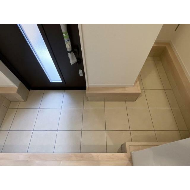 ベビーカーなど、外で使用するアイテムを玄関ドア近くに収納♪