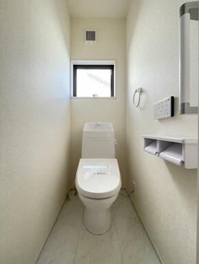 採光窓は臭い対策にもなって清潔な空間を保てます♪立ち上がりをサポートしてくれる手すりも完備！