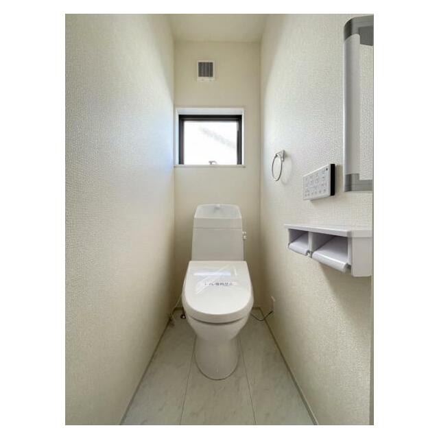 採光窓は臭い対策にもなって清潔な空間を保てます♪立ち上がりをサポートしてくれる手すりも完備！