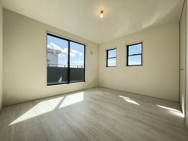 お部屋からバルコニーに出られるので洗濯物や布団などをすぐ干せ取込みも楽にできます！