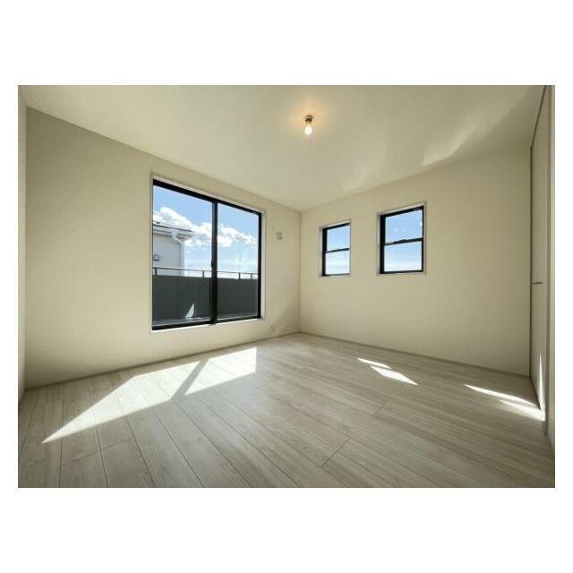 お部屋からバルコニーに出られるので洗濯物や布団などをすぐ干せ取込みも楽にできます！