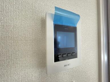 訪問者がひと目でわかるモニター付きインターホンを標準装備。お子さまのお留守番にも安心です！