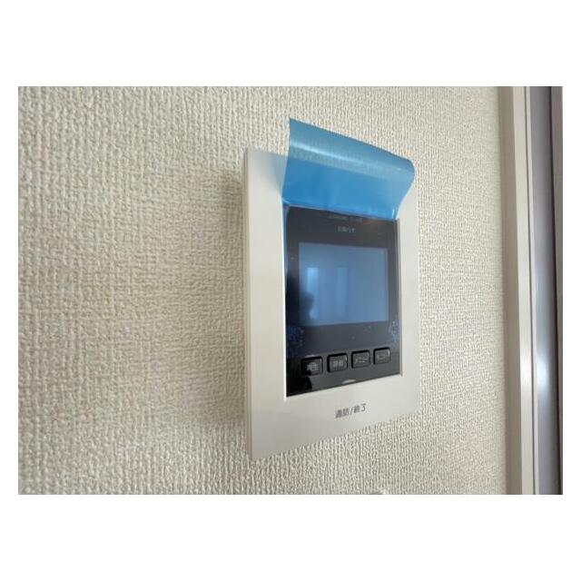 訪問者がひと目でわかるモニター付きインターホンを標準装備。お子さまのお留守番にも安心です！