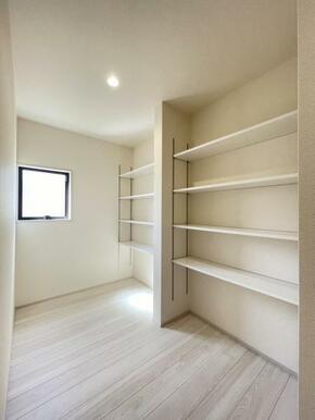 食材の保管や普段使いの少ない食器・調理器具もすっきり収納！