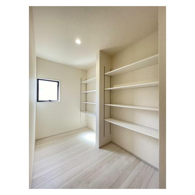 食材の保管や普段使いの少ない食器・調理器具もすっきり収納！