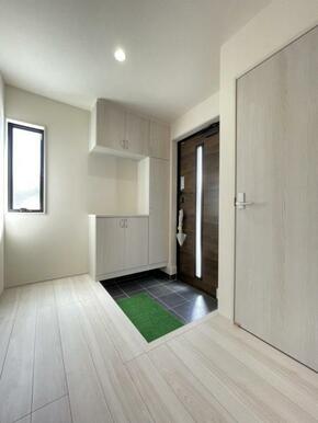 玄関を広く利用できるようシューズクローゼットを完備。ご家族みんなの靴をスッキリ収納できます！